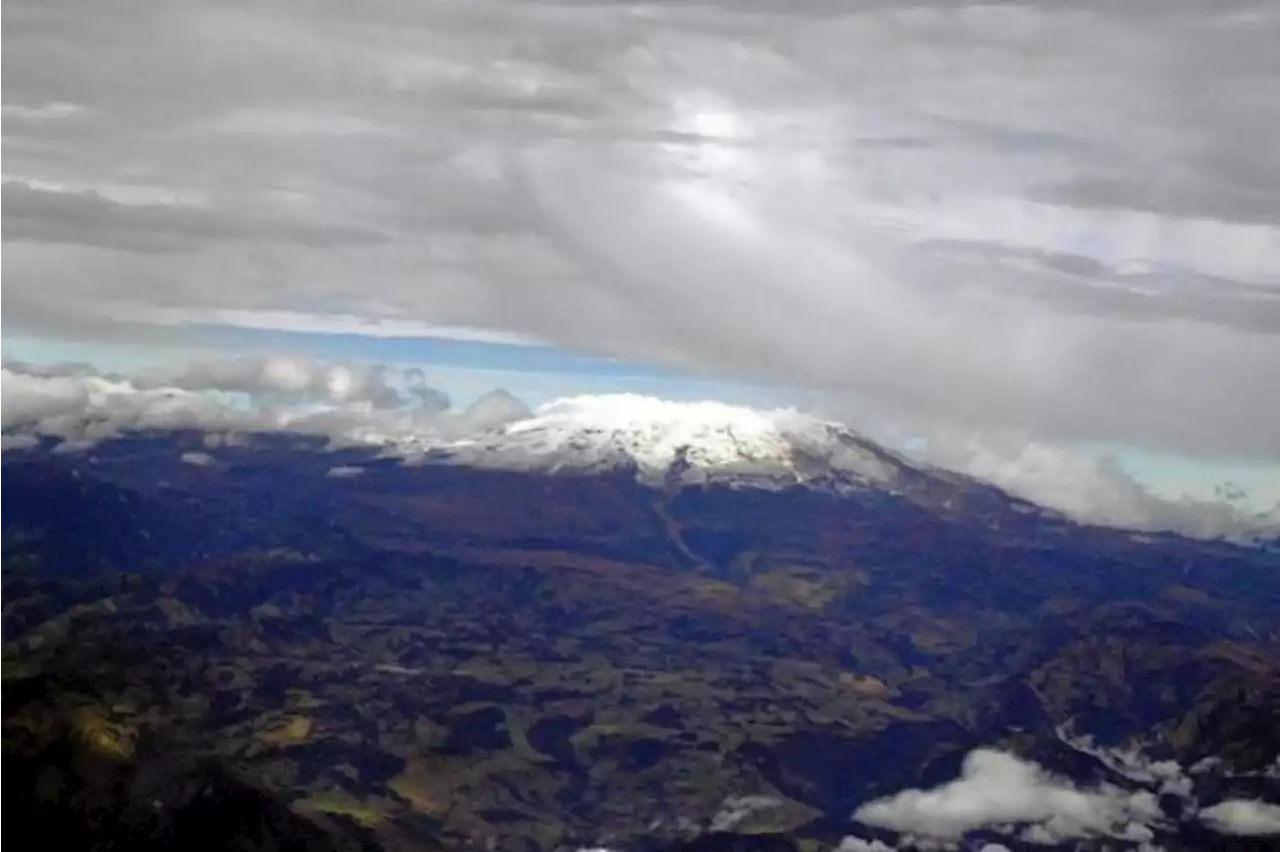 &#034;Está cayendo ceniza como si fuera llovizna&#034;: hay zozobra y temor sobre el Nevado del Ruiz