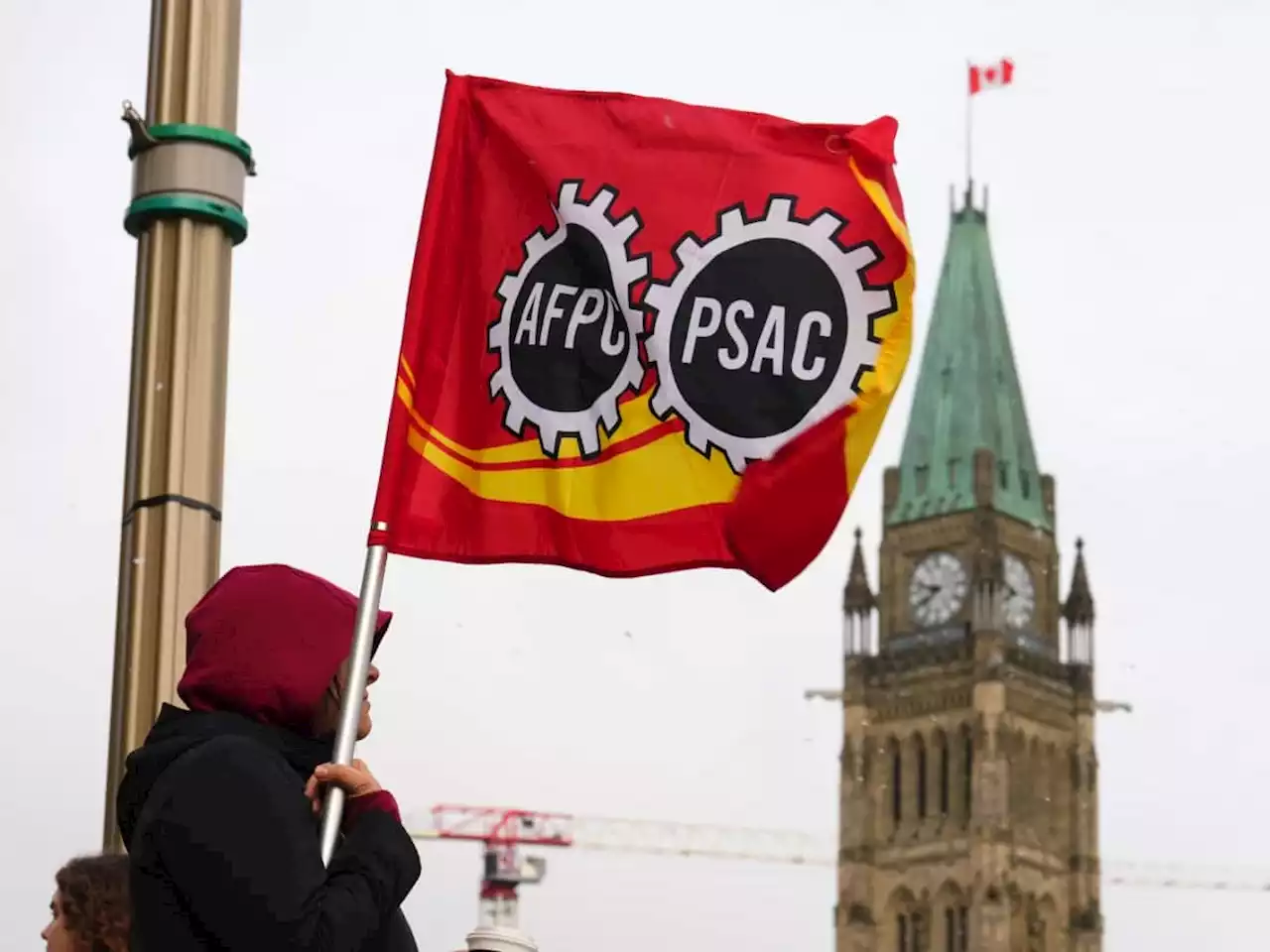 Thousands of federal public servants across country begin strike