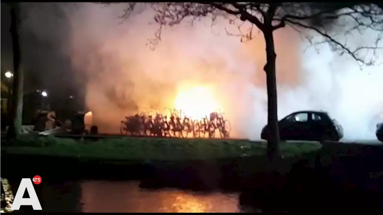 Meerdere auto's verwoest door brand in West