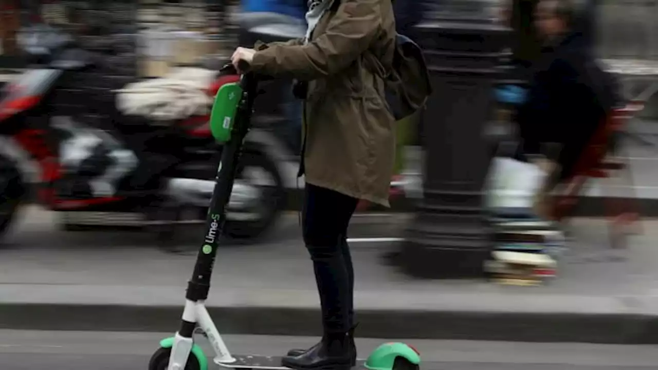 Paris: les bureaux de vote ont ouvert pour le scrutin sur les trottinettes en libre-service