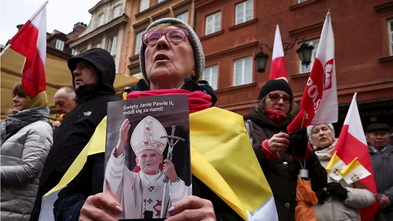 Pologne : des milliers de personnes manifestent pour défendre l'ancien pape Jean-Paul II