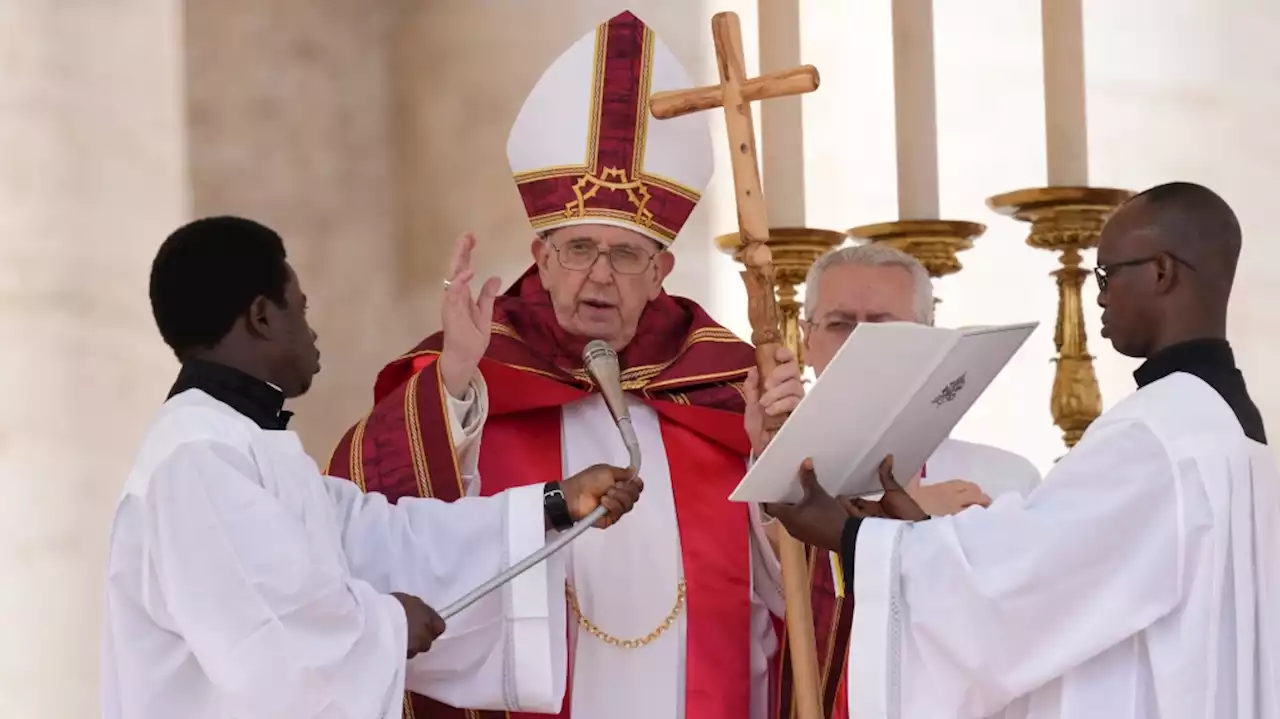 Rebounding Pope Francis marks Palm Sunday in St. Peter's Square