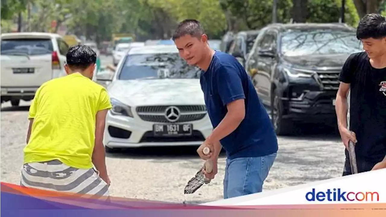 Cerita Bambang Rukonya Dilempari Usai Video Cor Jalan Rusak Viral