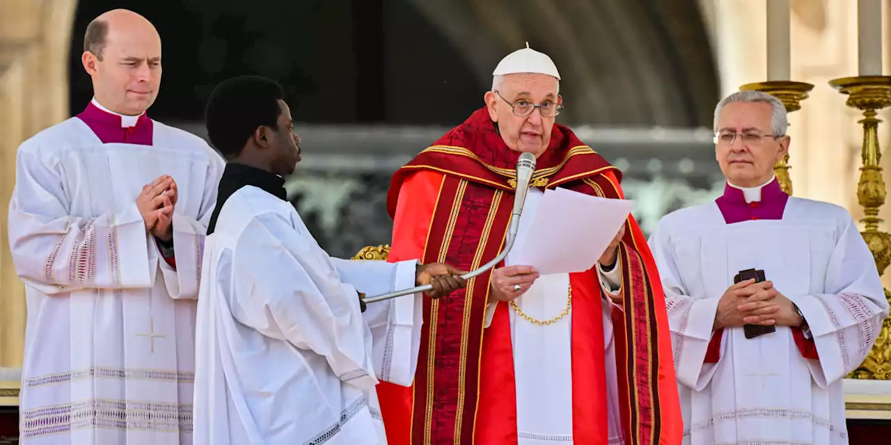 Le pape, tout juste sorti de l'hôpital, remercie les fidèles pendant la messe des Rameaux