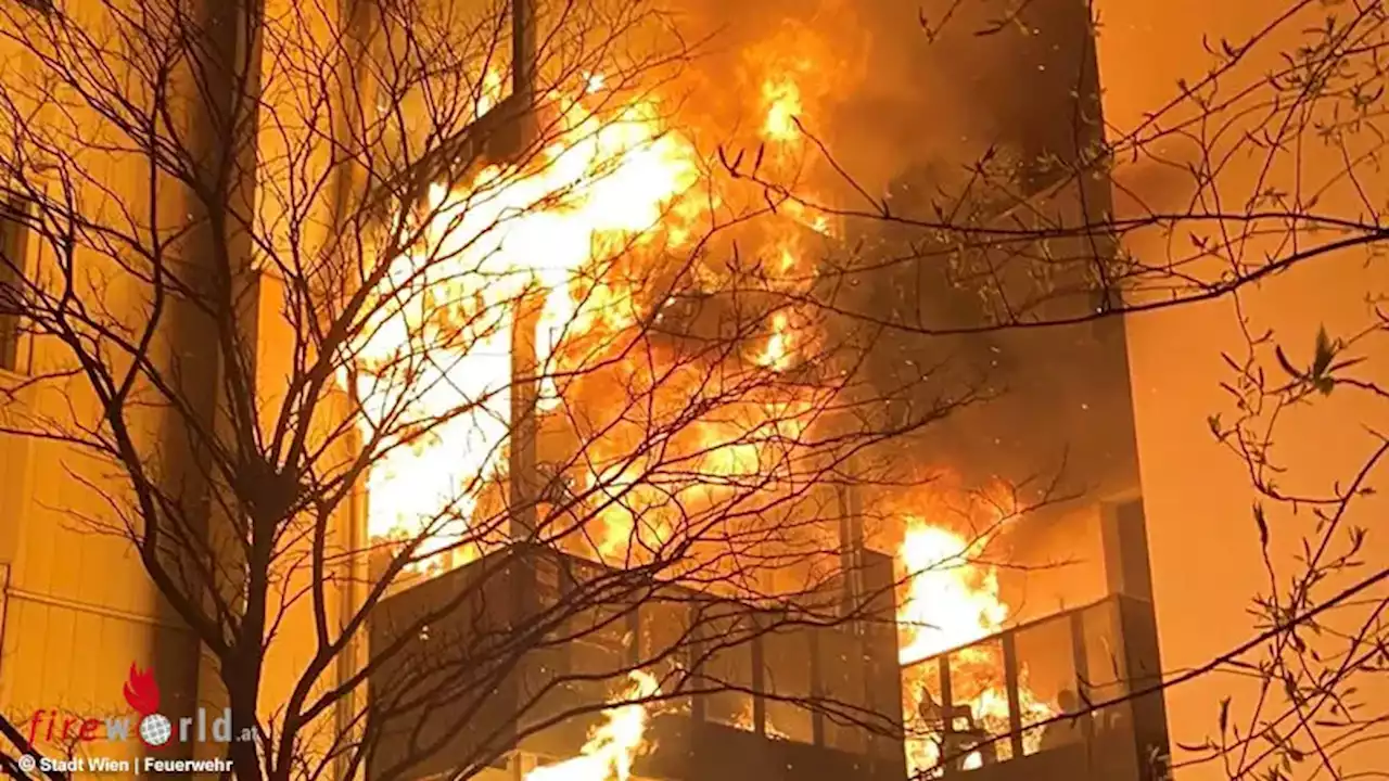 Wien: Drehleiter- und Sprungkissenrettung bei Alarmstufe-II-Wohnungsbrand mit einer Toten