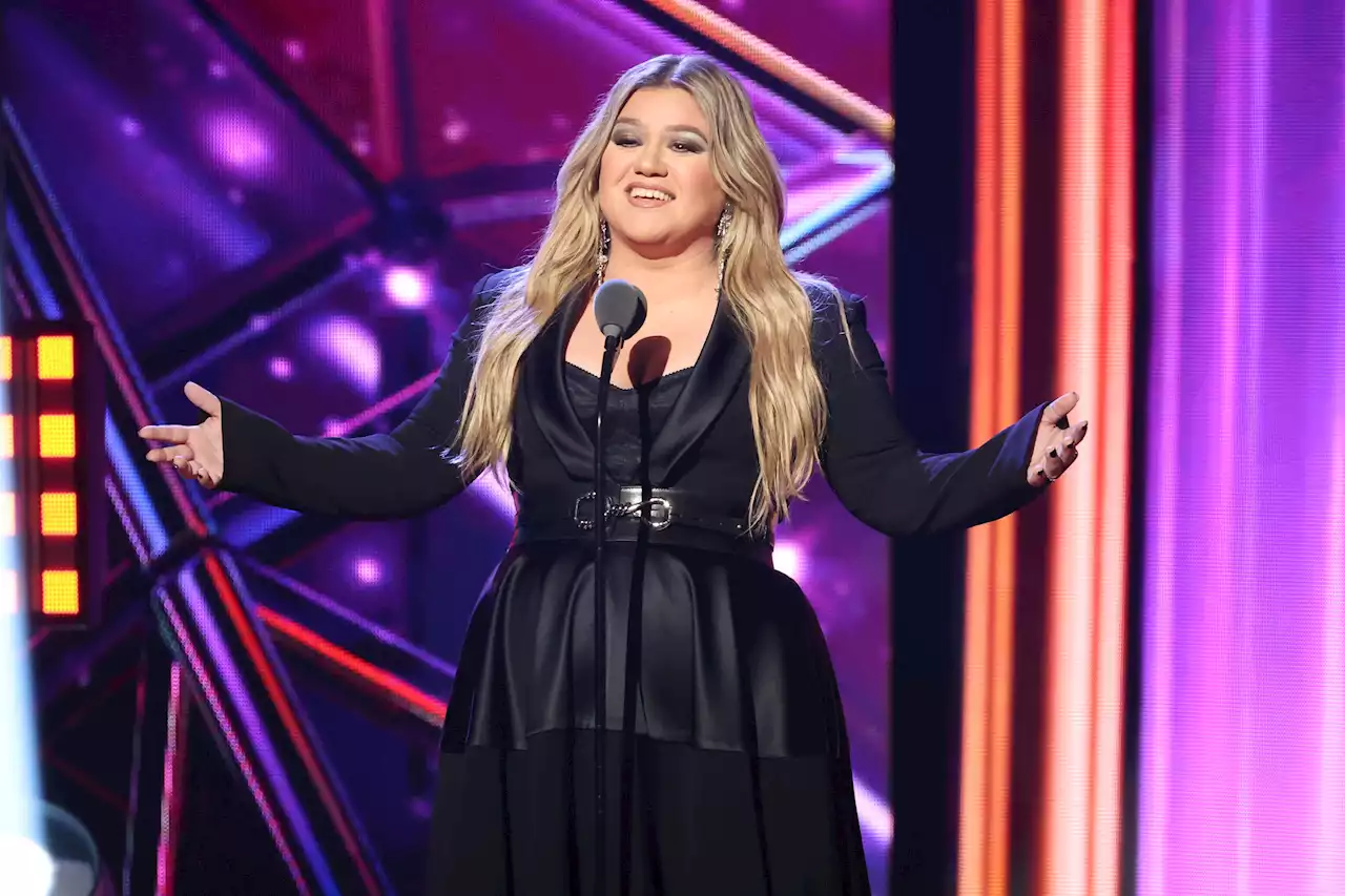 Kelly Clarkson rips ex-husband Brandon Blackstock in show's karaoke segment