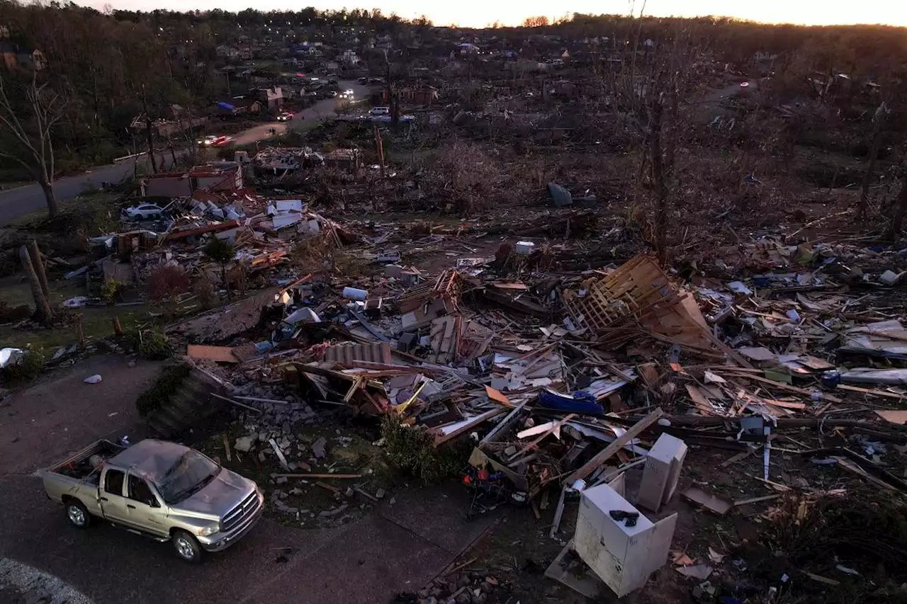 Death toll rises to 22 as tornadoes sweep through US