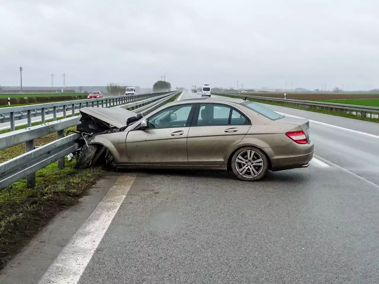 In Leitplanke gekracht: Hoher Sachschaden nach Unfall auf A92 bei Plattling - idowa