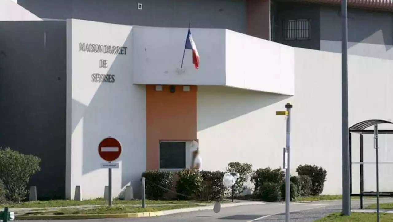 A cause d'une erreur administrative, un jeune homme sans passé judiciaire est envoyé une nuit en prison