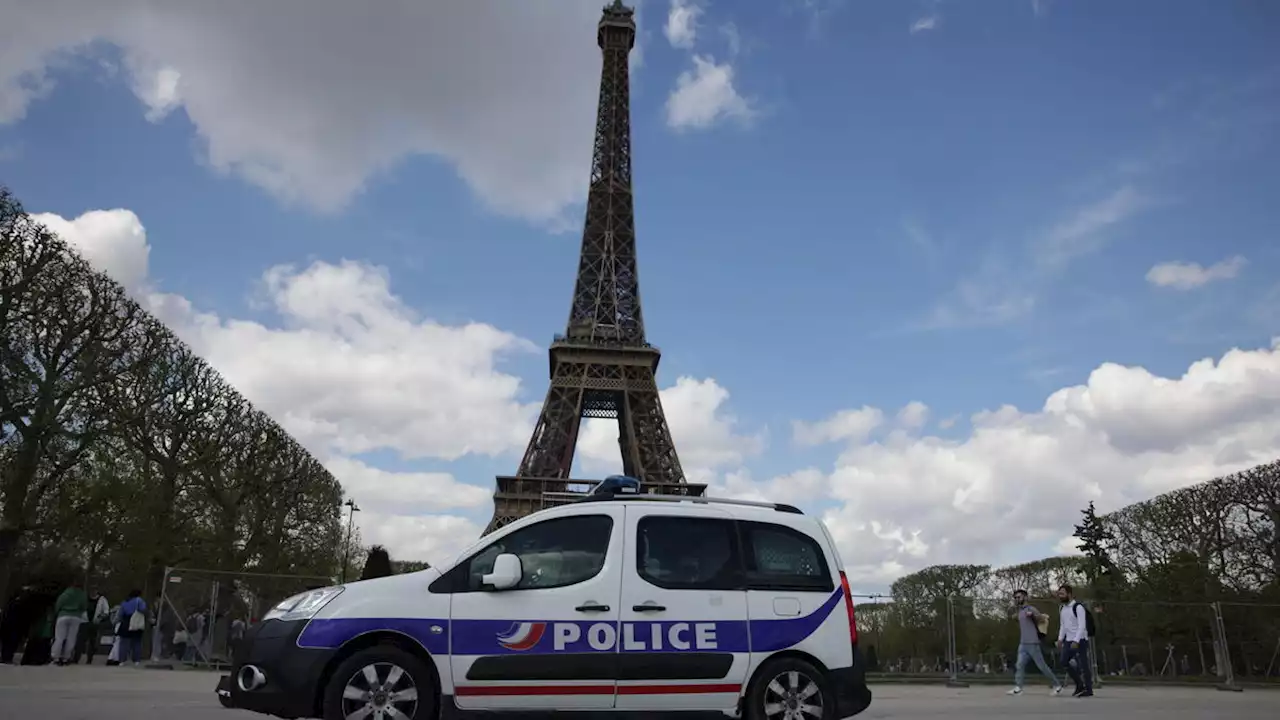 Paris : une touriste allemande échappe à un viol au pied de la tour Eiffel