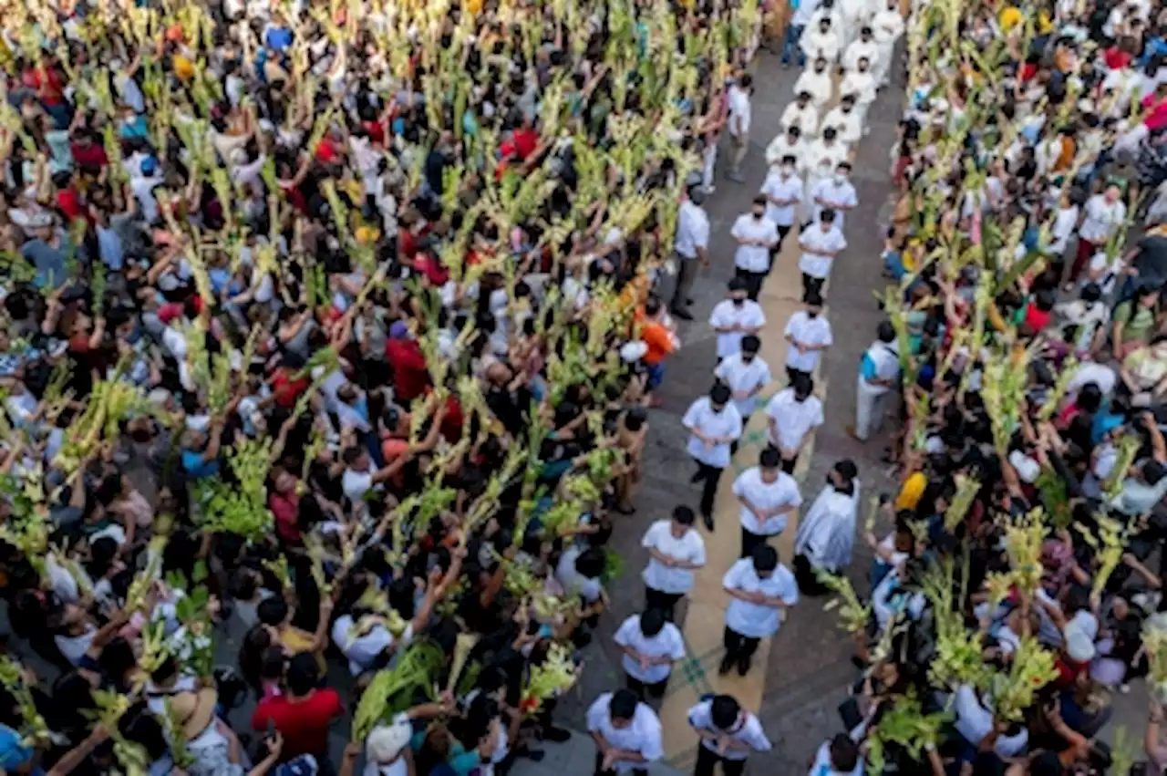 Filipino Catholics mark Palm Sunday praying for Pope Francis’ health