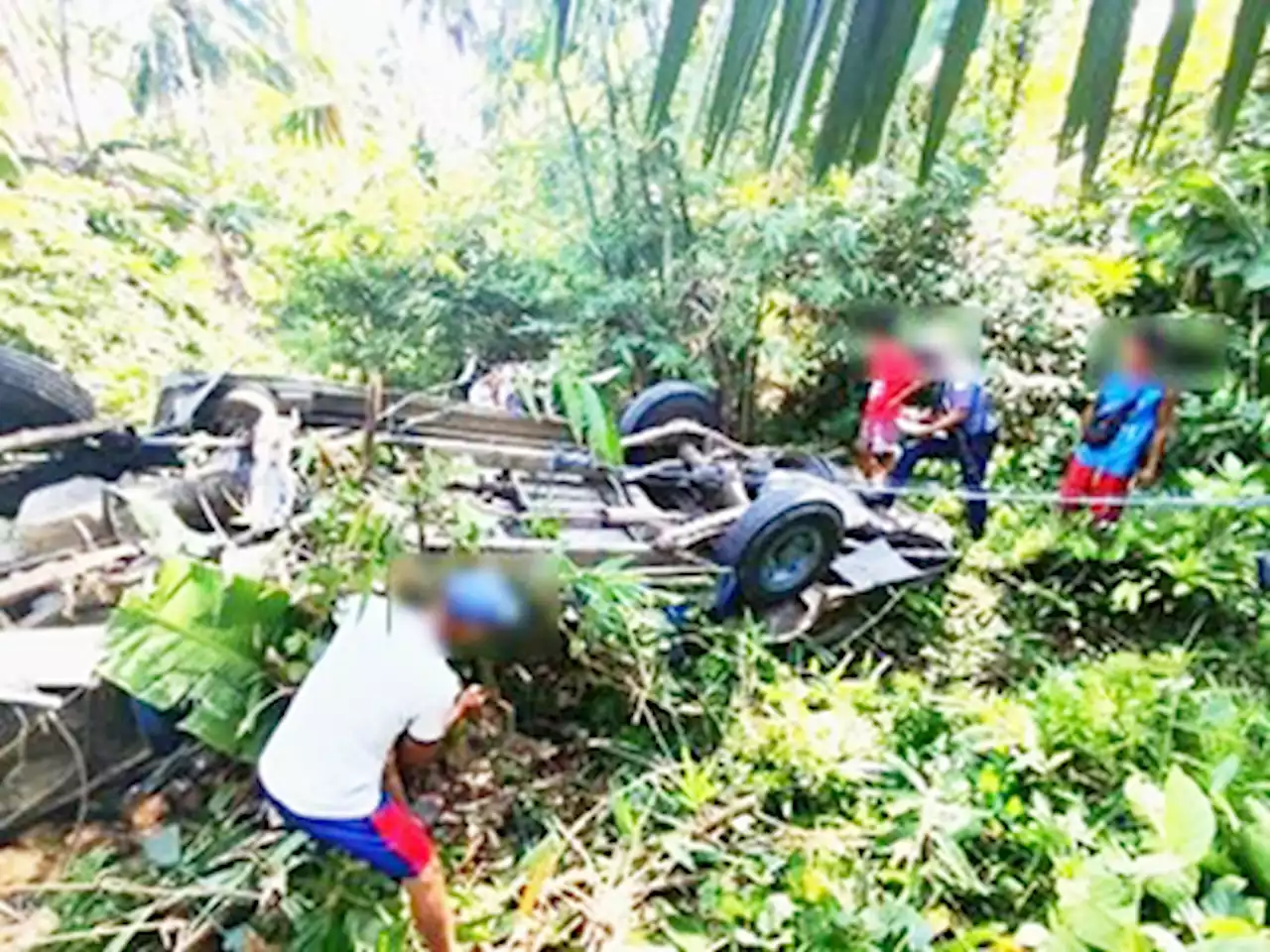 3 dead, 6 hurt as jeep plunges into creek in Quezon