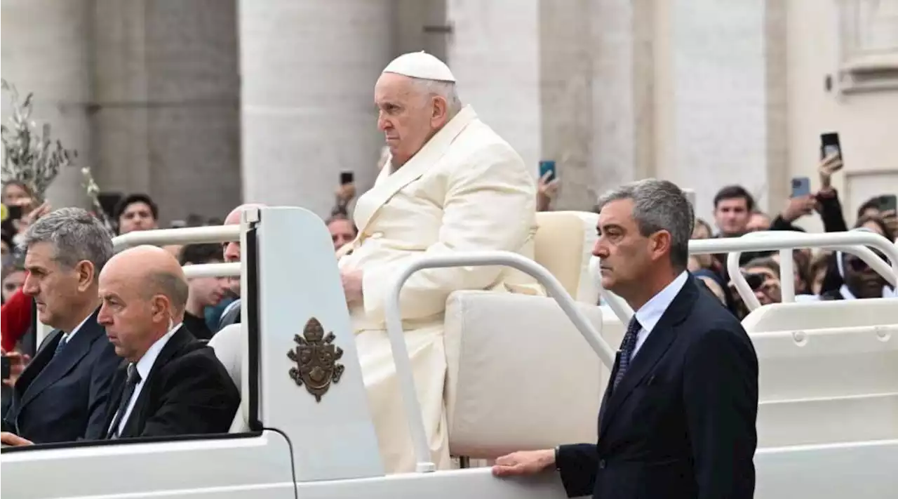 Papa Francesco in piazza San Pietro per la messa della domenica delle Palme