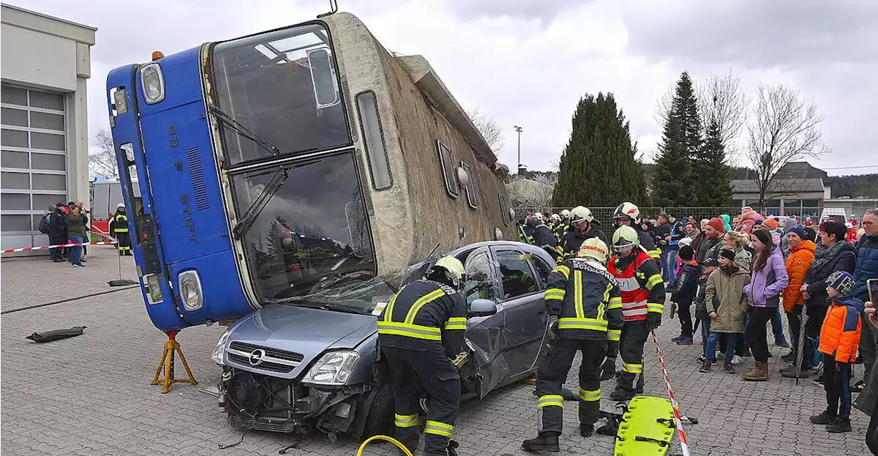 Großübung: Feuerwehr und Rotes Kreuz trainierten in Schalchen für den Ernstfall