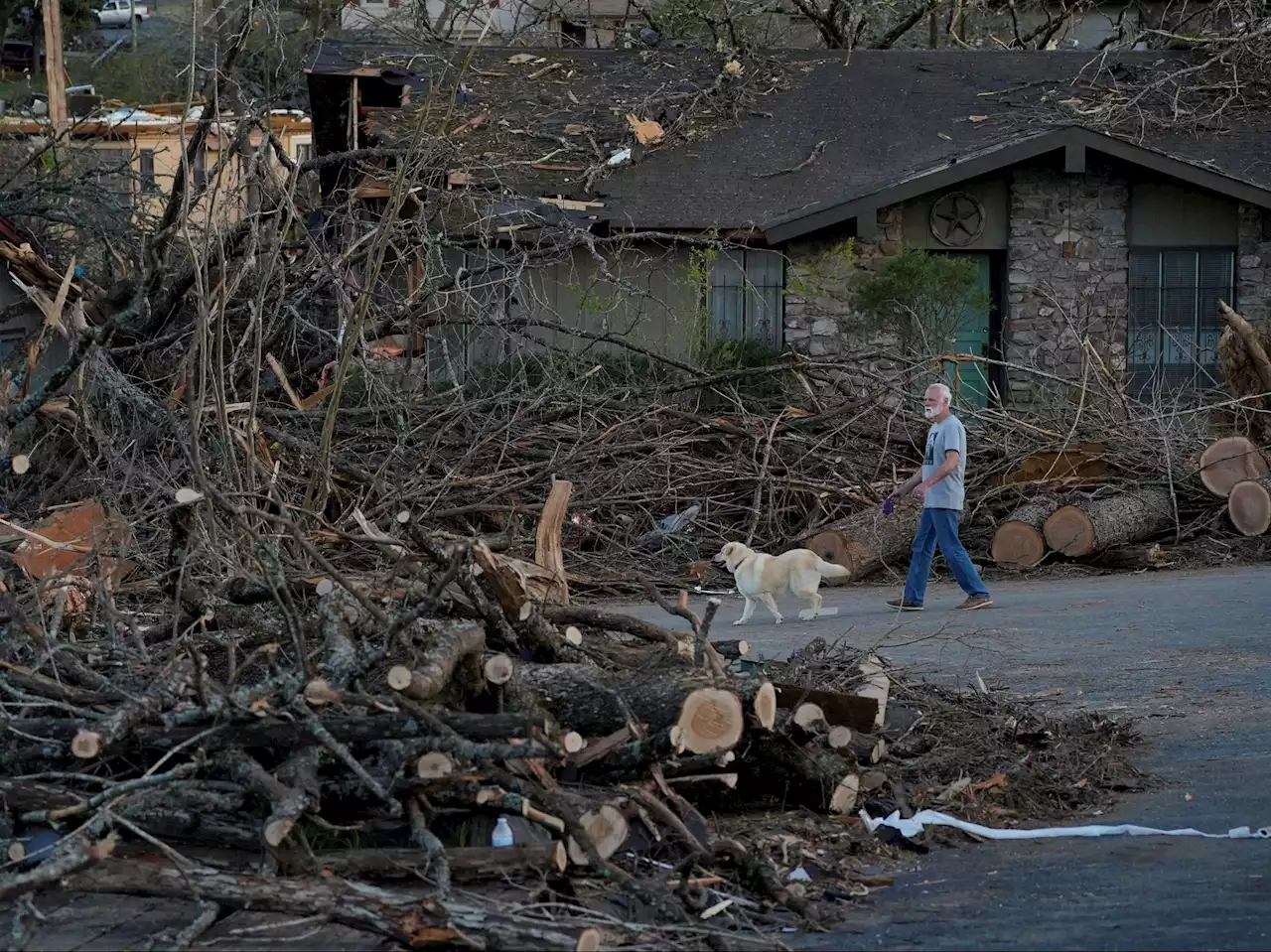 U.S. Midwest, South reel from pack of tornadoes that killed 26