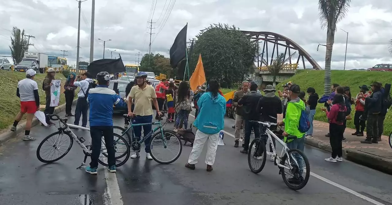 Protesta en Bogotá: ciudadanos bloquearon paso por el puente de Guaduas