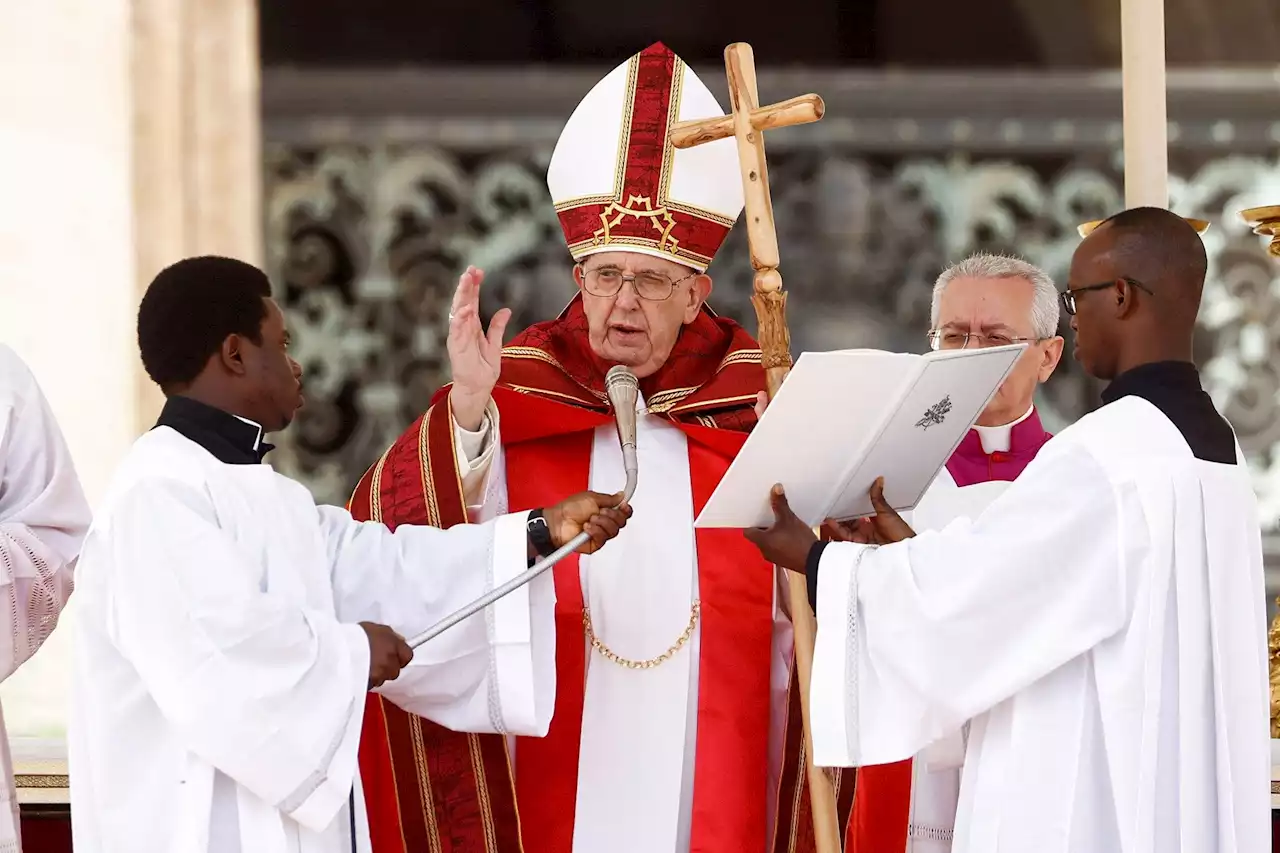 Pope Francis leads Palm Sunday service, bounces back from illness