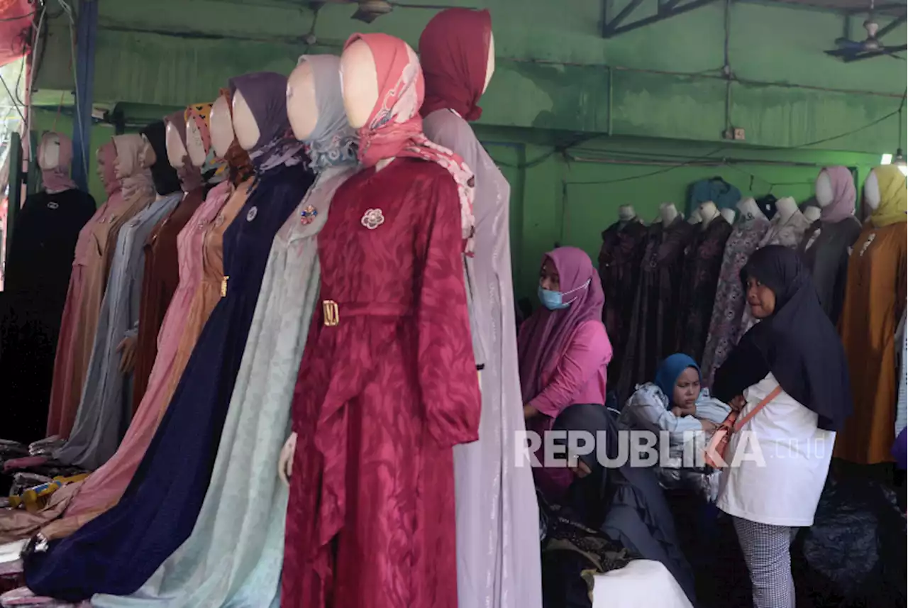 Gamis 'Lesti Kejora' dan Kaftan Jadi Baju Lebaran Paling Diburu di Pasar Tanah Abang |Republika Online