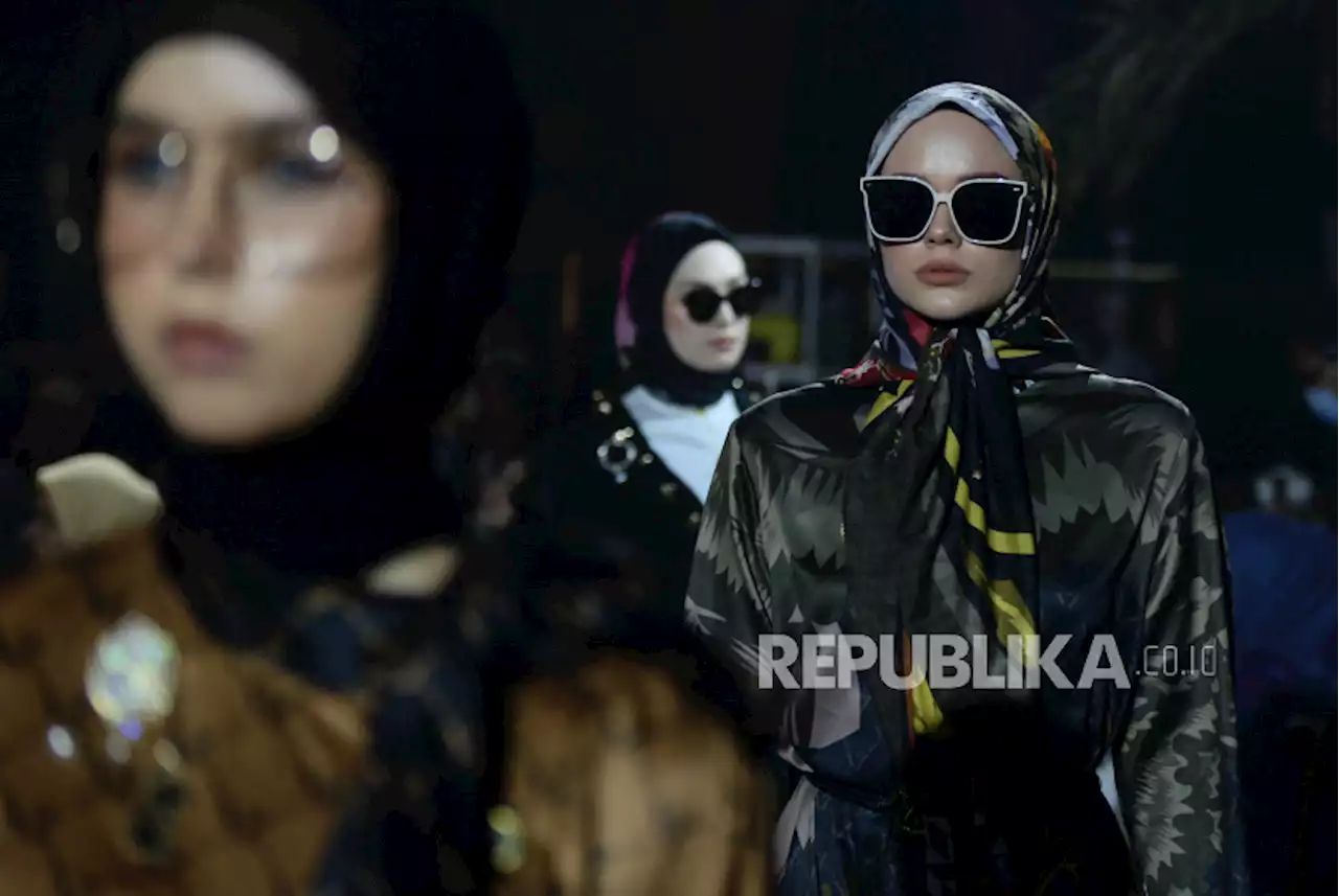 Melihat Ragam Karya Busana Muslim Desainer Vivi Zubaedi |Republika Online