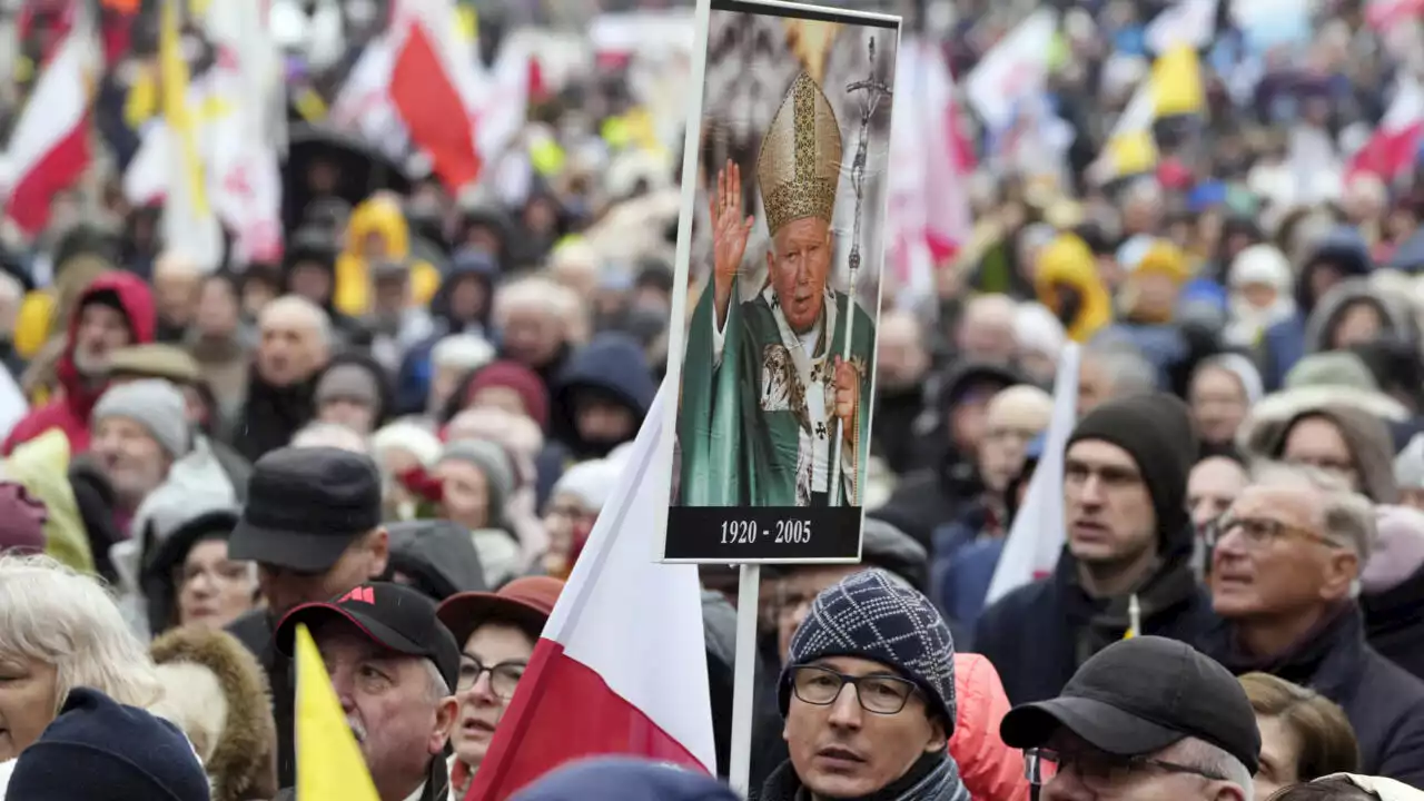 Des milliers de Polonais manifestent pour défendre la réputation de l'ex-pape Jean-Paul II