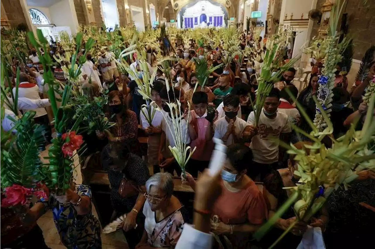 Filipino Catholics mark Palm Sunday praying for Pope Francis' health