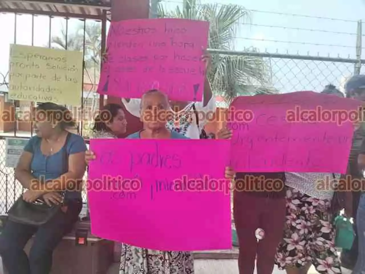 En telesecundaria de Omealca, acusan a la conserje de floja