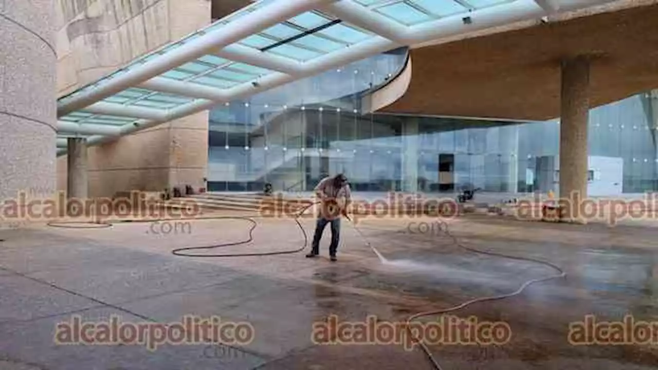 Le dan “manita de gato” al Centro de Convenciones de Coatzacoalcos