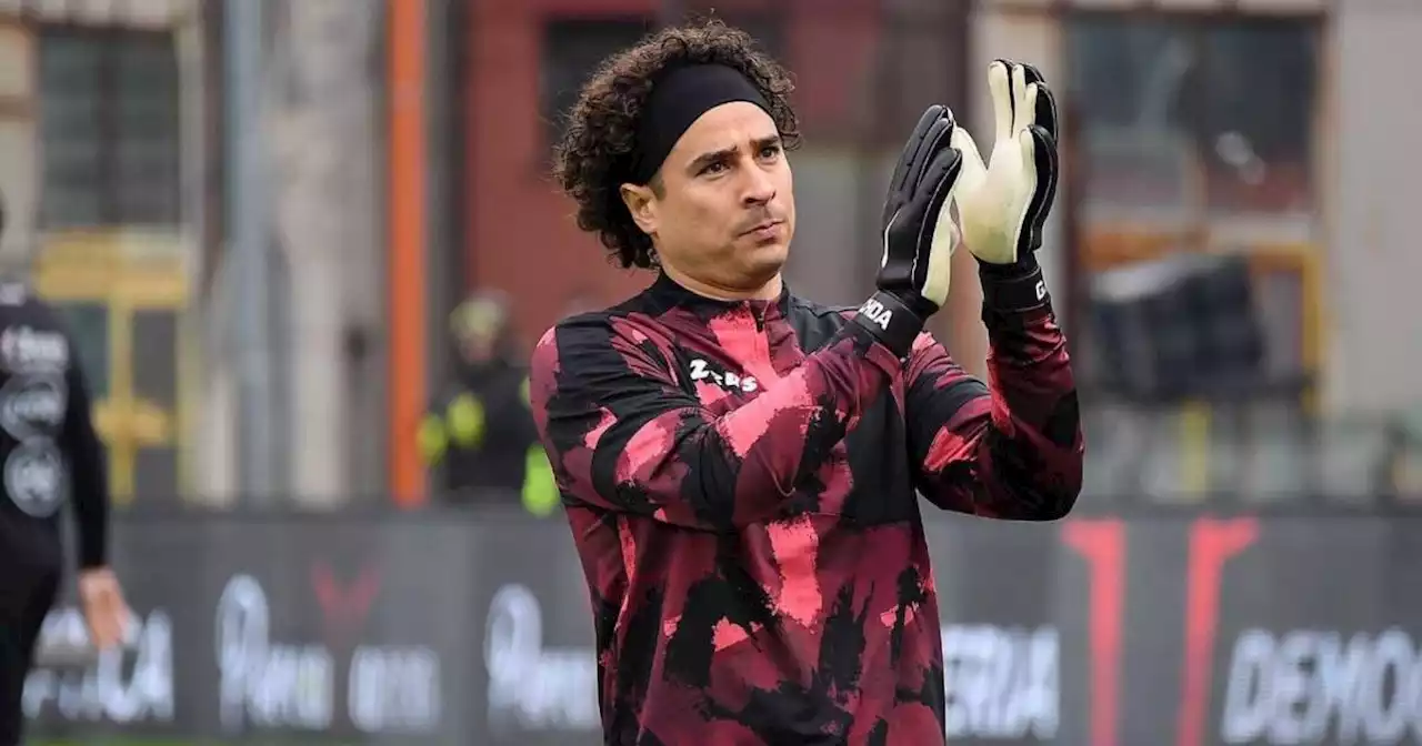 Guillermo Ochoa acerca la salvación del Salernitana en Serie A