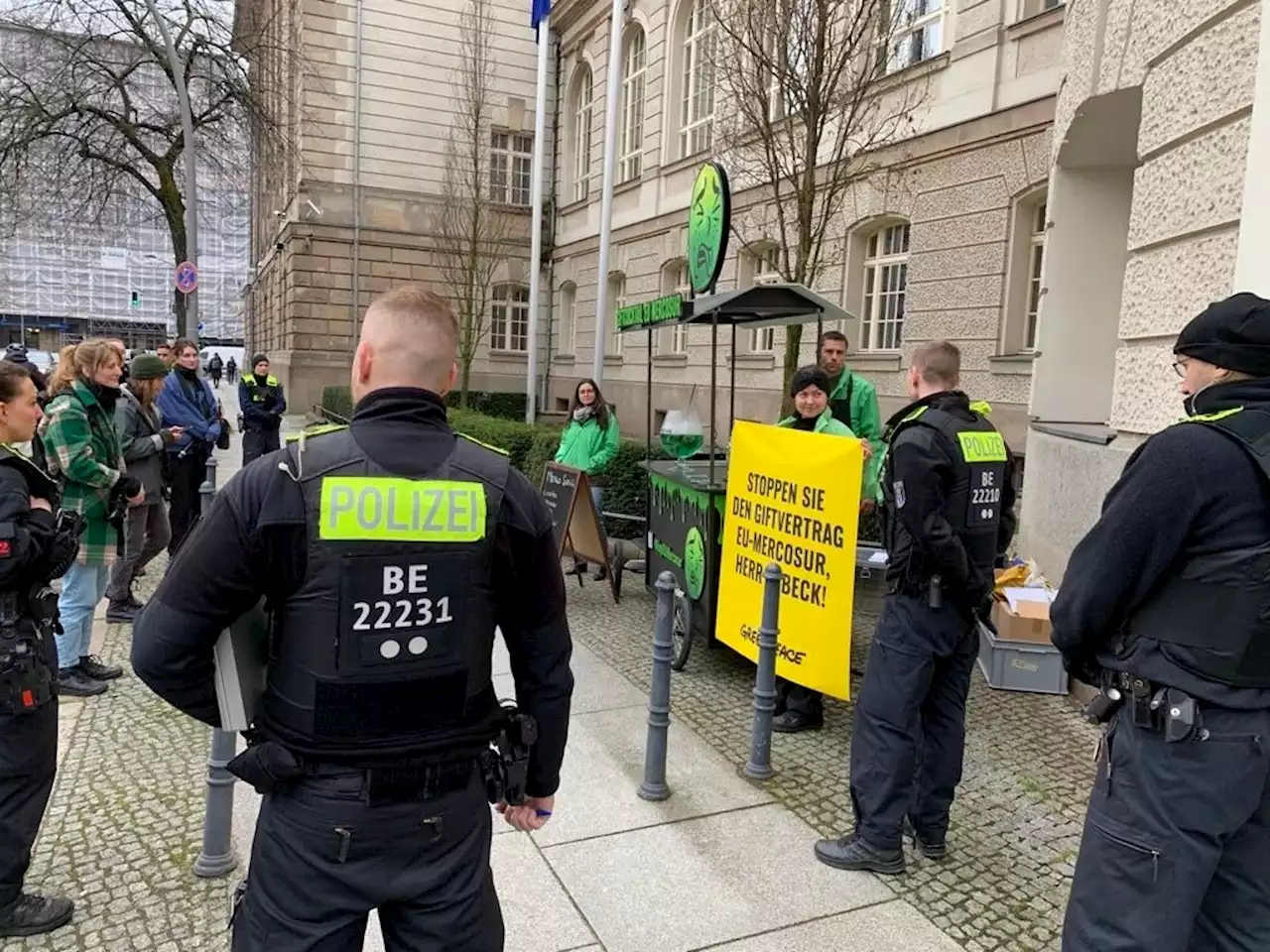 Greenpeace wirft Robert Habeck „Heuchelei“ vor – Protest vor Wirtschaftsministerium