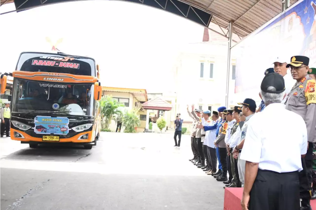 Wali Kota Dumai Melepas Rombongan Mudik Bareng BUMN ke Padang dan Medan