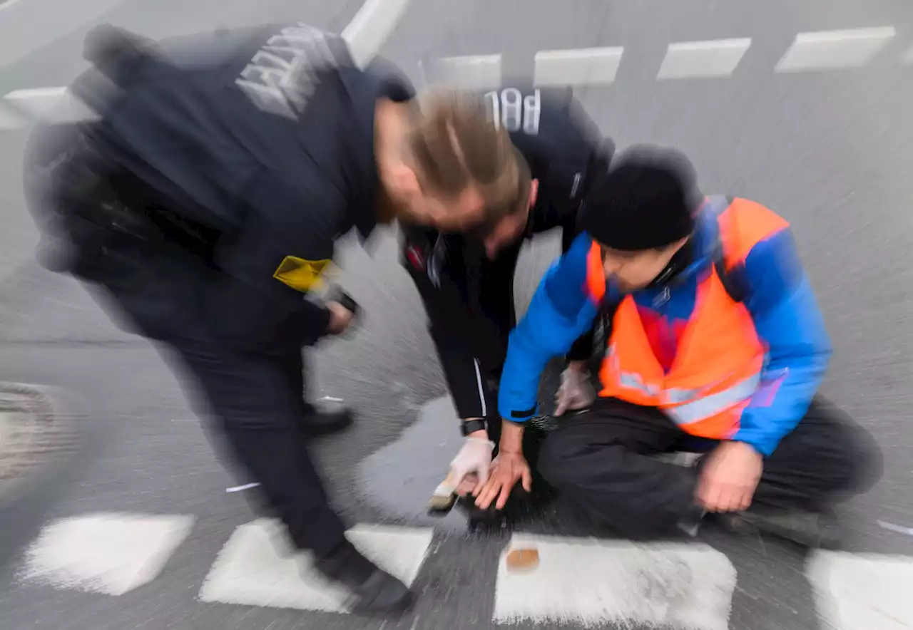 Nach Klebeaktion: Klimaaktivisten in Regensburg vor Gericht