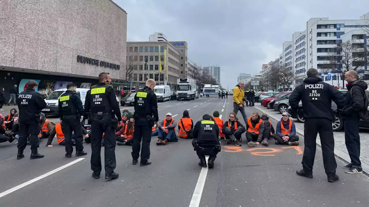 Klima-Kleber-Blockaden an mehreren Stellen in Berlin