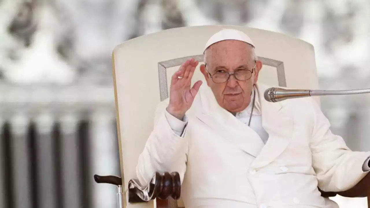 Pope Francis receives signed shirt from Man United's Martinez