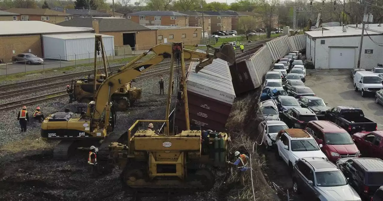 CSX freight train derails in Blue Island Wednesday night