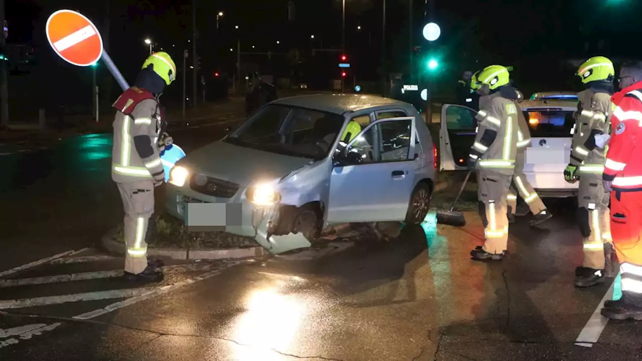 Unfall A100: Fahrerin verschätzt sich in Kurve und kracht in Gegenverkehr