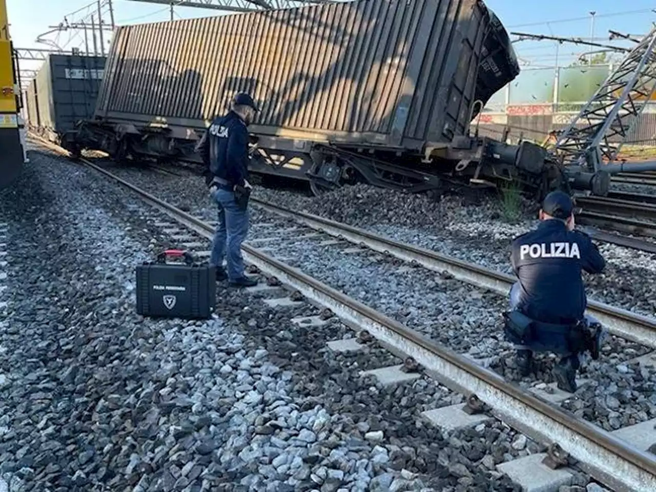 I treni sulle dorsali tirrenica e adriatica, i bus (con pochi posti): le alternative per viaggiare