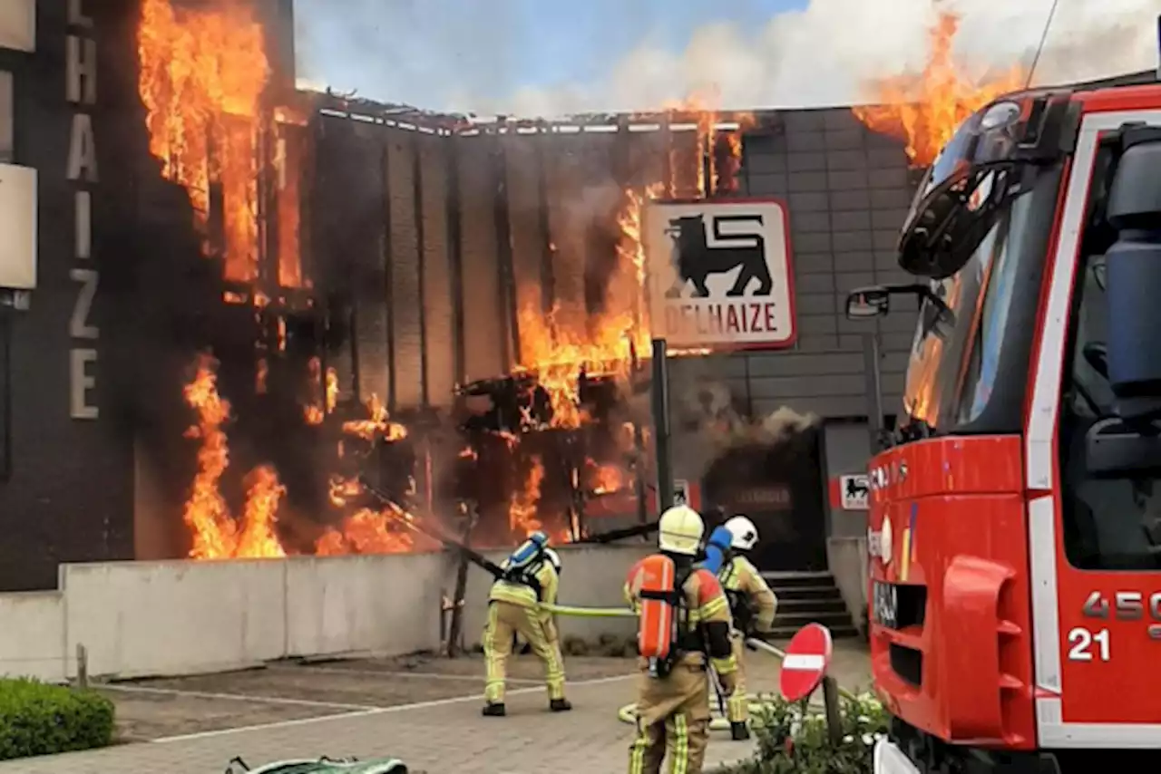 Zware brand in Delhaize in Wetteren, personeel en klanten geëvacueerd