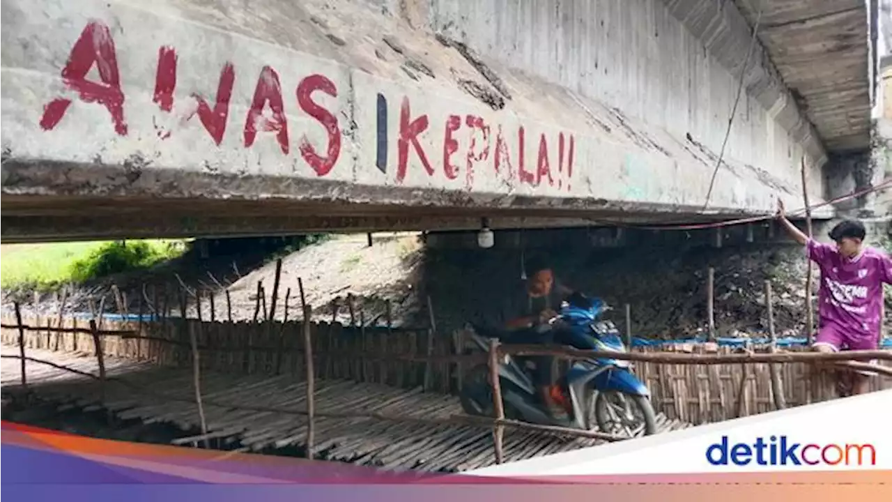 Uniknya Penyeberangan Kolong Jembatan Indramayu