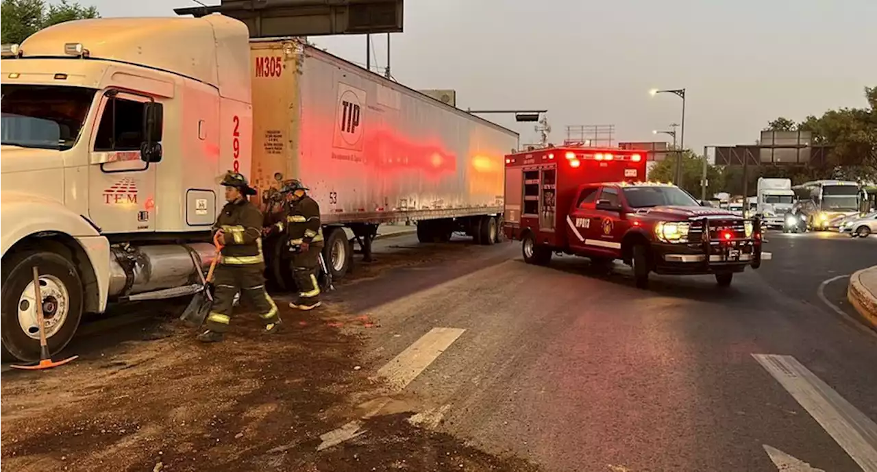 Reportan serios problemas viales en calzada General Ignacio Zaragoza por un tráiler con fuga de diésel | El Universal