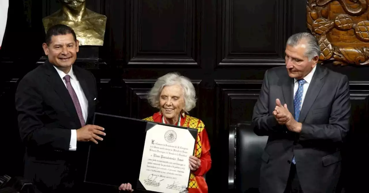 La escritora Elena Poniatowska recibe la medalla “Belisario Domínguez”