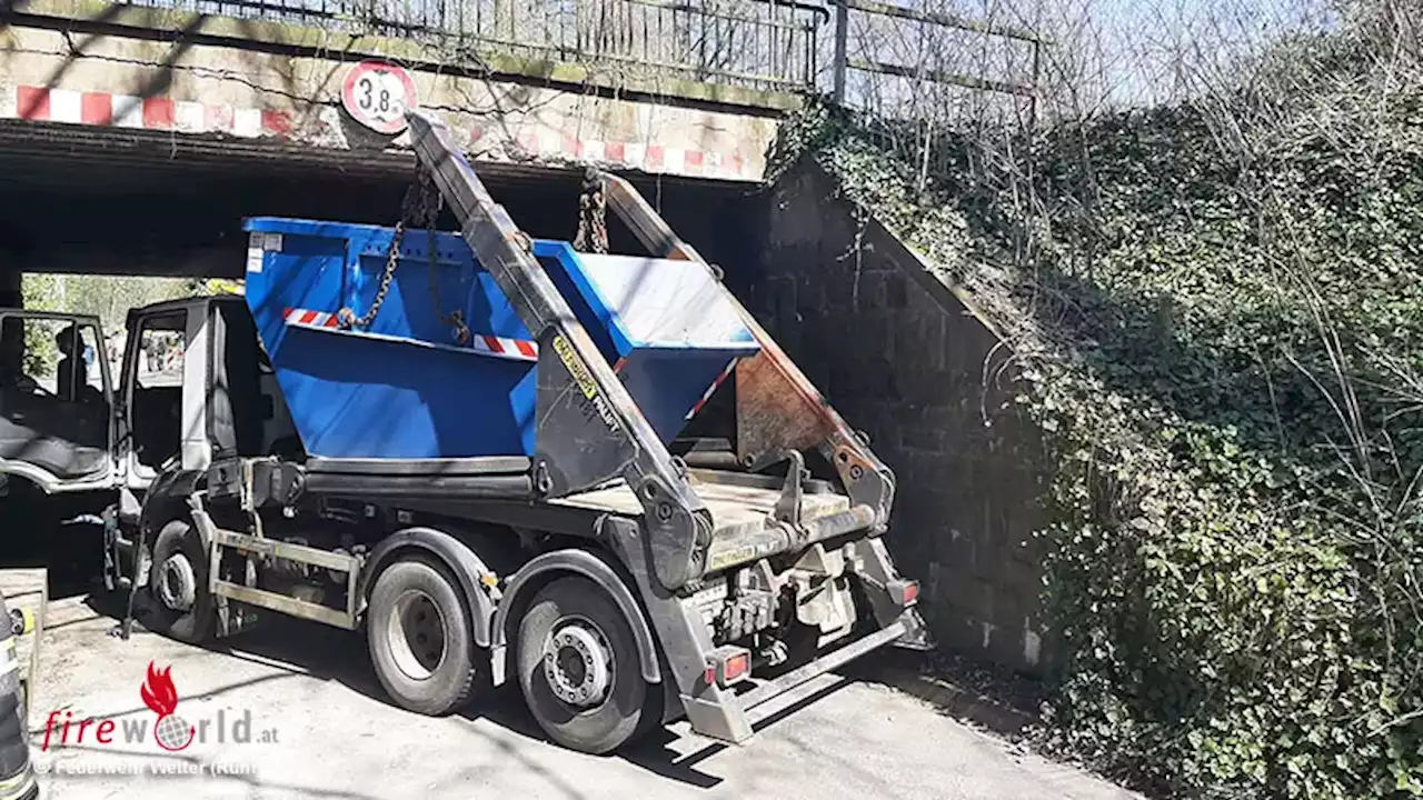 D: Container-Lkw hakt bei Unterführung ein → Lkw aufgehebelt, Fahrer schwer verletzt