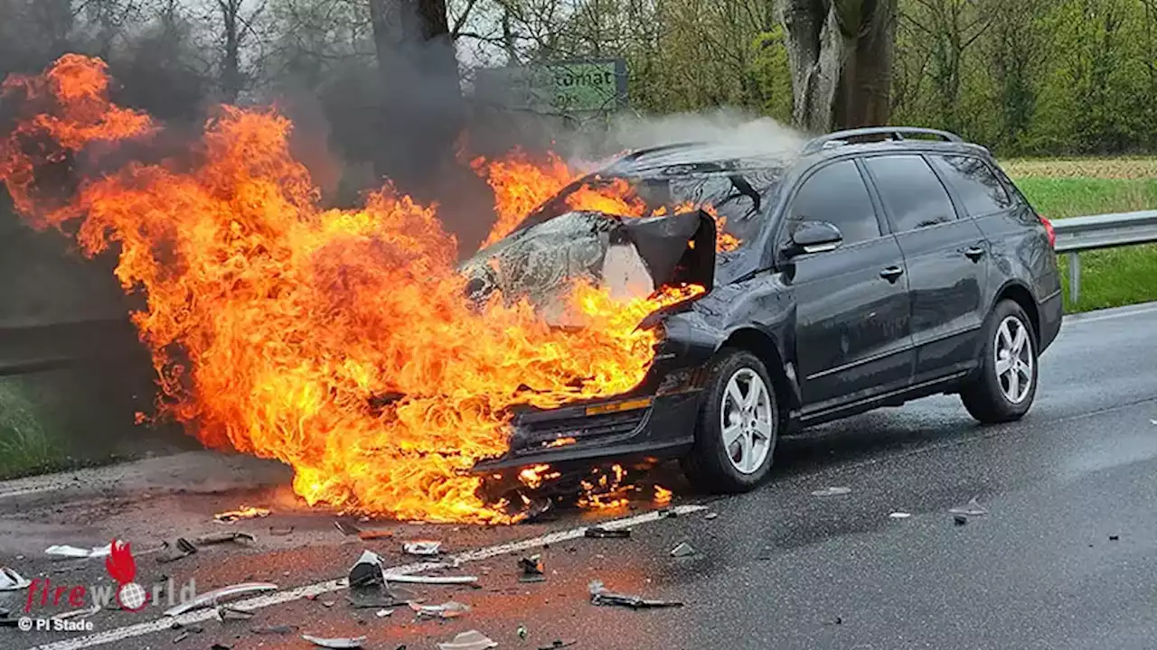 D: Pkw fährt in Burweg auf Traktor-Anhänger auf und brennt