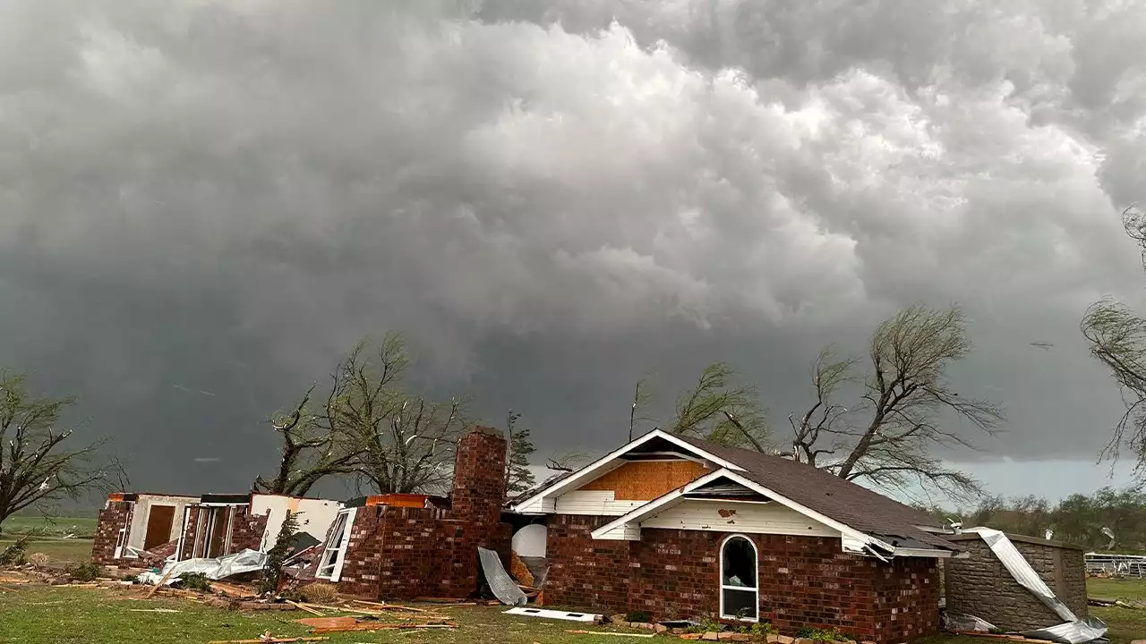 'Damaging' tornadoes sweep through Oklahoma leaving at least 1 person dead