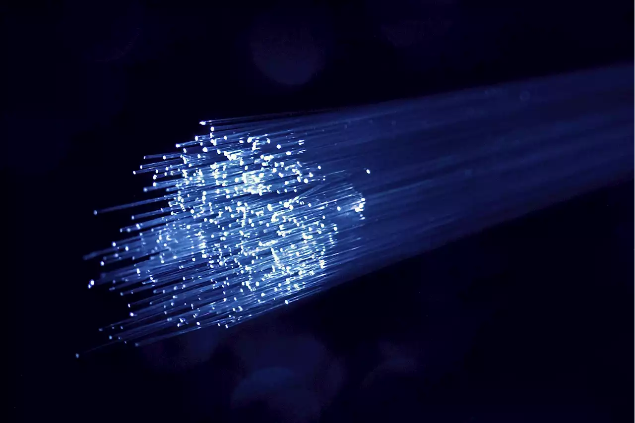 1 604 300 Gbit/s : la fibre optique bat tous les records et dépasse la bande passante mondiale d'Internet