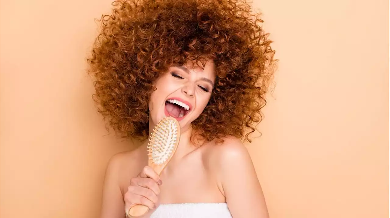 Trockenshampoo: Frische und voluminöse Haare schnell und einfach