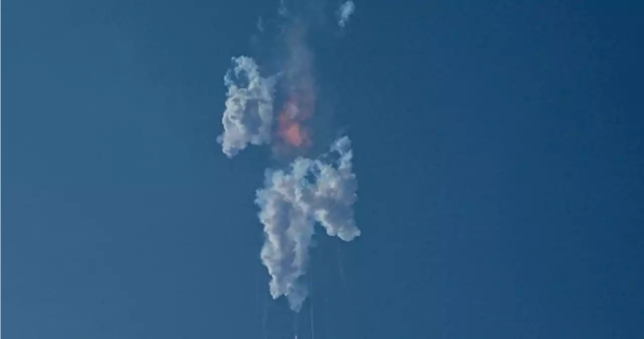 SpaceX rocket explodes during 1st test flight after booster fails to separate - National | Globalnews.ca