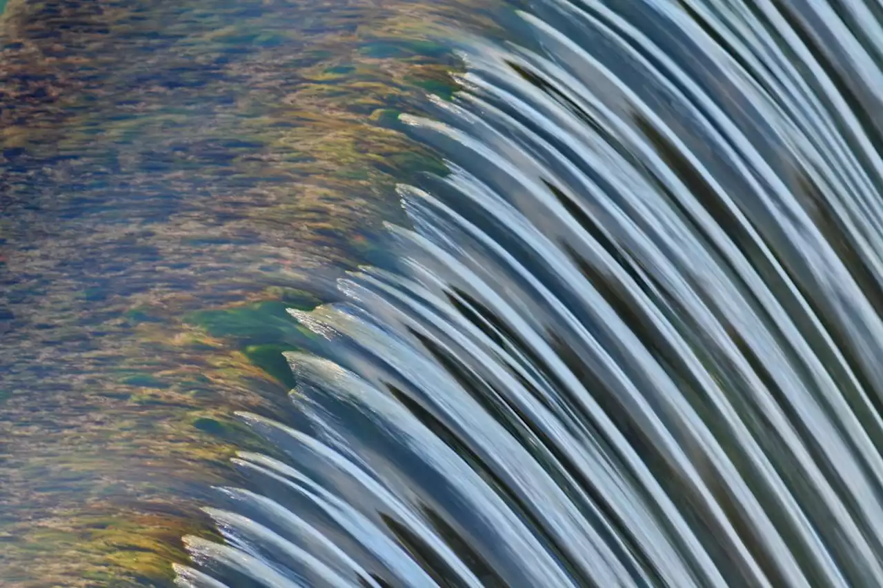 Wasserbilanz von KI-Modellen: Halber Liter Wasser pro Unterhaltung mit ChatGPT