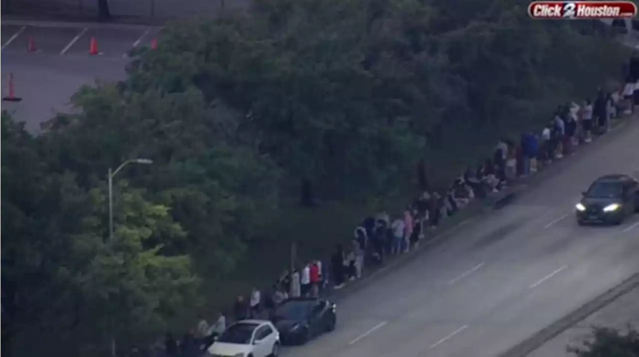 WATCH LIVE: Taylor Swift fans line up to purchase merch ahead of tomorrow’s concert