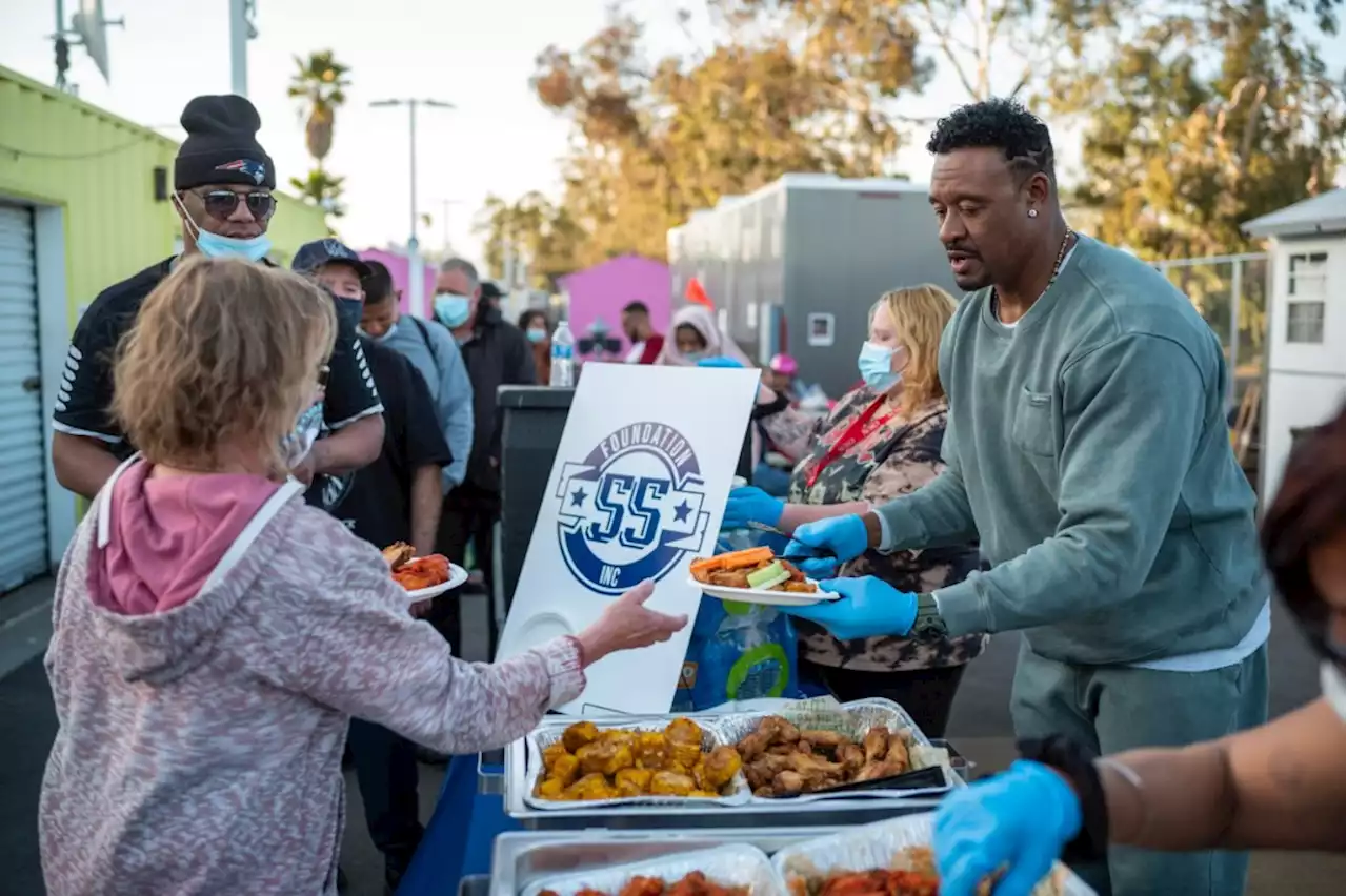 Superbowl champ and homelessness advocate Willie McGinest visits tiny homes