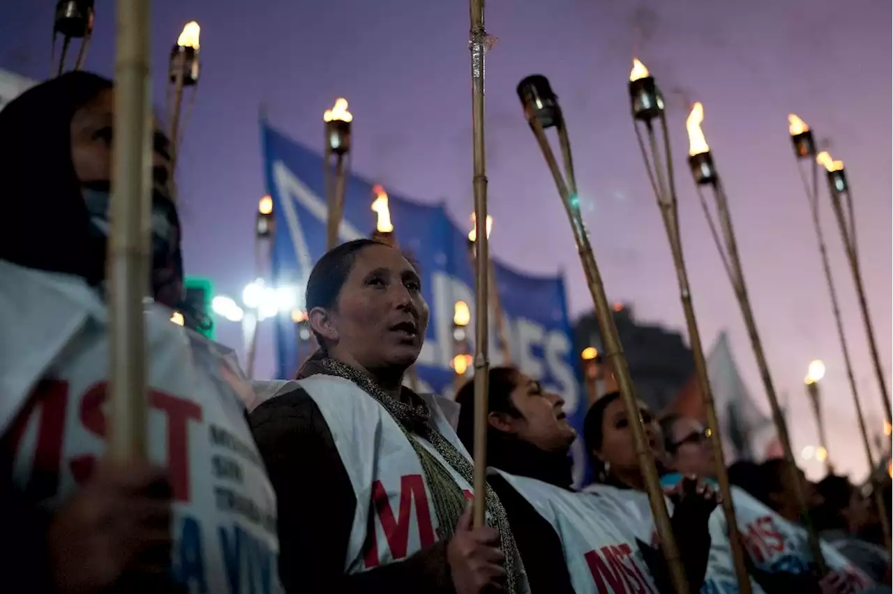 Miles marchan con antorchas contra pobreza en Argentina